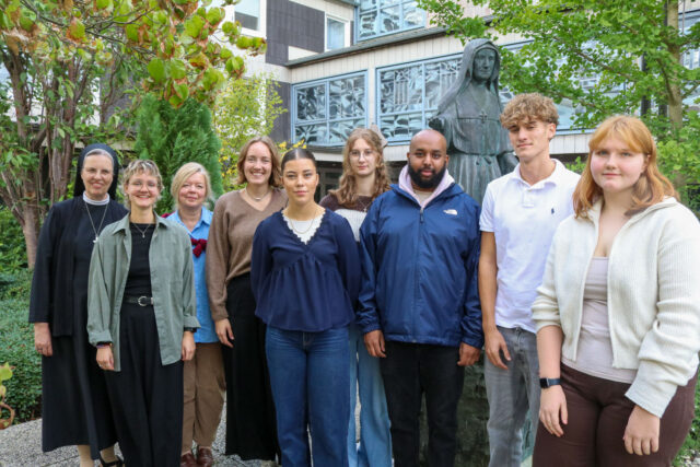 Schwester Maria Thoma, Sophie Damberg und Birgit Bagaric (v.l.) freuen sich mit den neuen MaZ auf ihren Einsatz. V.r.: Clara Bröcking, Adrian Löser, Omer Awed, Zoé Schaub, Charlotte Kampe, Leonie Schallenberg. Foto: SMMP/Ulrich Bock
