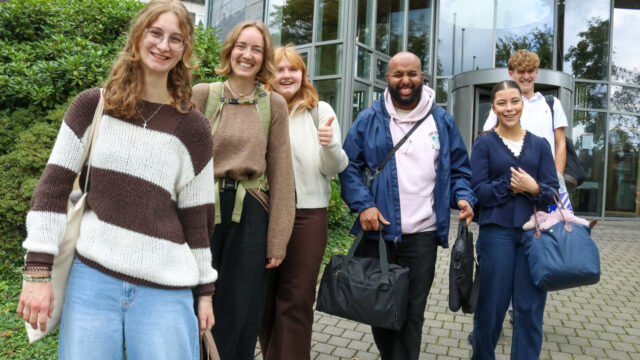 Auf geht's: Zoé Schaub, Leonie Schallenberg, Clara Bröcking, Omer Awed, Charlotte Kampe und Adrian Löser (v.l.) schlagen ein neues Kapitel in ihrem Leben auf. Foto: SMMP/Ulrich Bock